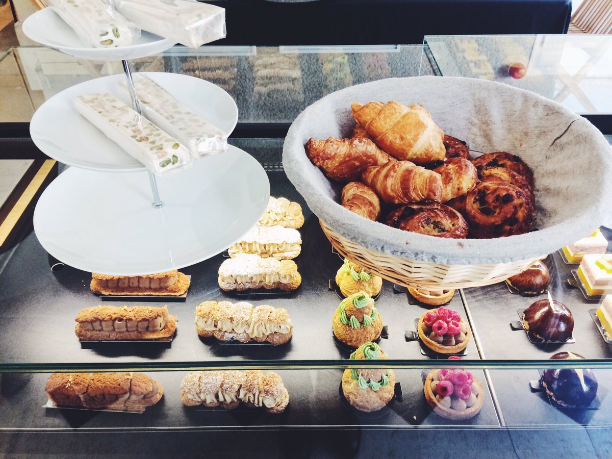 LesSBlogueuses's tweet image. On l'attendait, ils l'ont fait... Bienvenue au nouveau salon de thé au Palais du tau ! 👏☕️🍶🍰🍪 #reimsquibouge