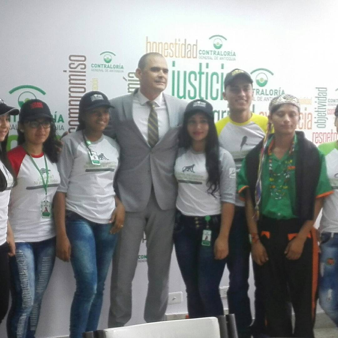 ContraloriaAnt's tweet photo. #ContraloresEstudiantiles de @contraloriantio  reciben tablets para ejercer #ControlSocial en si I.E #AntioquiaTIC @GobAntioquia https://t.co/hl7riw3gUH