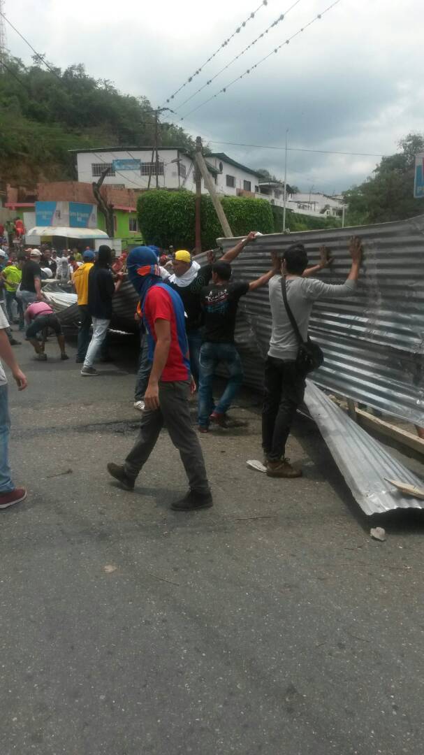 TrujilloLa102's tweet photo. #Reporte102 manifestantes de la oposición trancan el #Murachí en #Valera para exigir elecciones, después de finalizar concentración #19A https://t.co/o9WgtwhNax