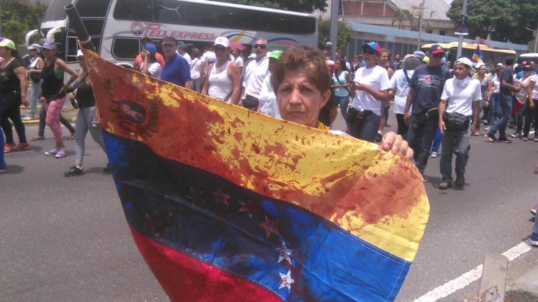 cristiancrespoj's tweet photo. Acaba d fallecer Carlos José Moreno, joven baleado en S Bernardino #Caracas asesinaron de entrada para asustar. Esta bandera lleva su sangre https://t.co/xmhRXdPZWs