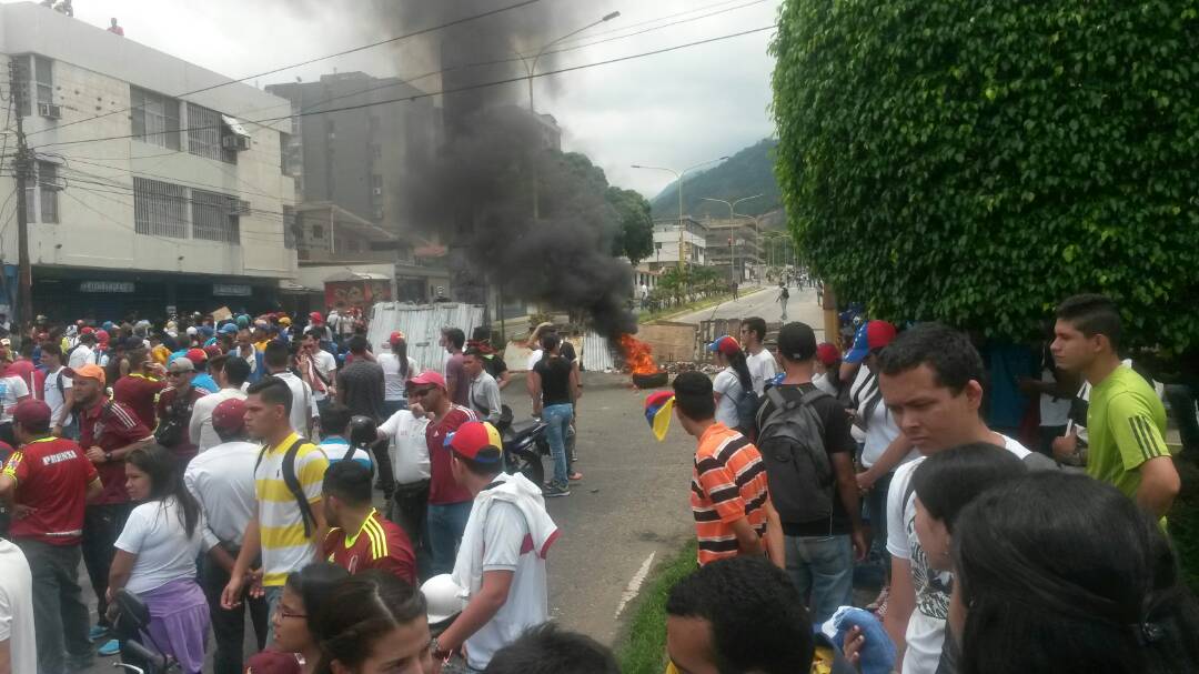 NoticiaVN's tweet photo. #19Abr #Ahora Marcha convocada en #Valera culmina con disturbios y cierres de vías por encapuchados. #Trujillo @ReporteYa @LDanieri https://t.co/FtokToLSHy