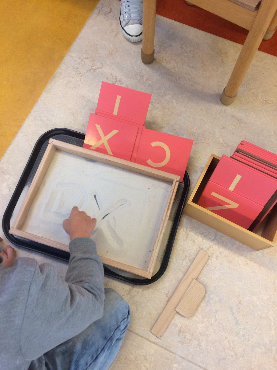 De klank voelen en daarna schrijven in zand.