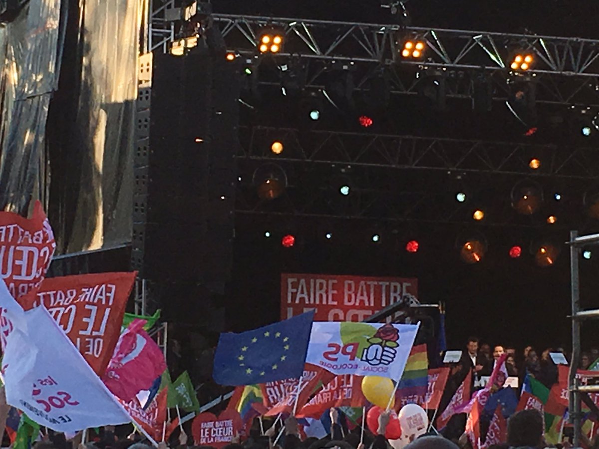 #Hamon2017 @benoithamon fait battre le coeur de #NotreRepublique avec encore un vrai discours de Président ! #JeVotePour 🇫🇷💓🇪🇺🌹