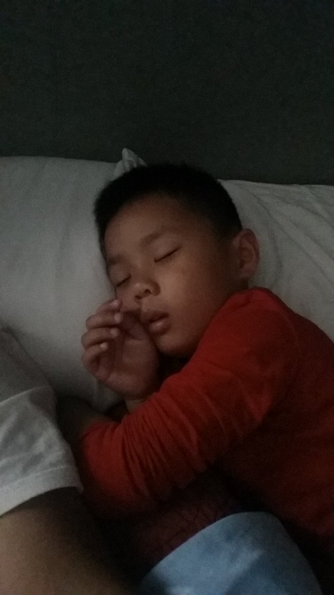 rodolfoleejr's tweet photo. #sleepfie https://t.co/OocRnjcSQ9