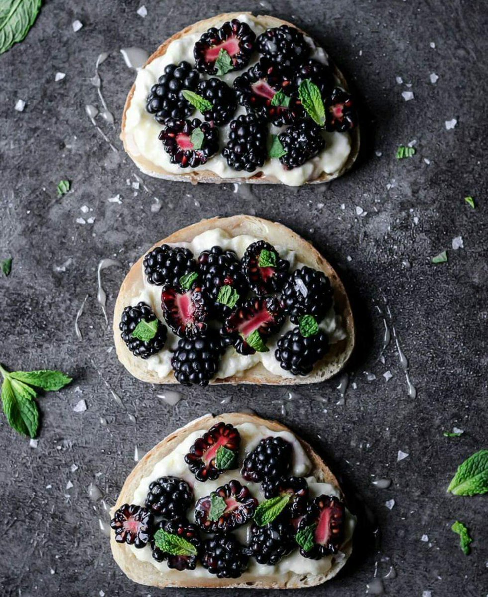 girltrunks's tweet photo. #WellnessWednesday courtesy of Ful-filled
#blackberries + #ricotta + #crostini + #honey + #flakysalt + #mint
#realfood  #fulfilled https://t.co/z2w6ZPzNGo