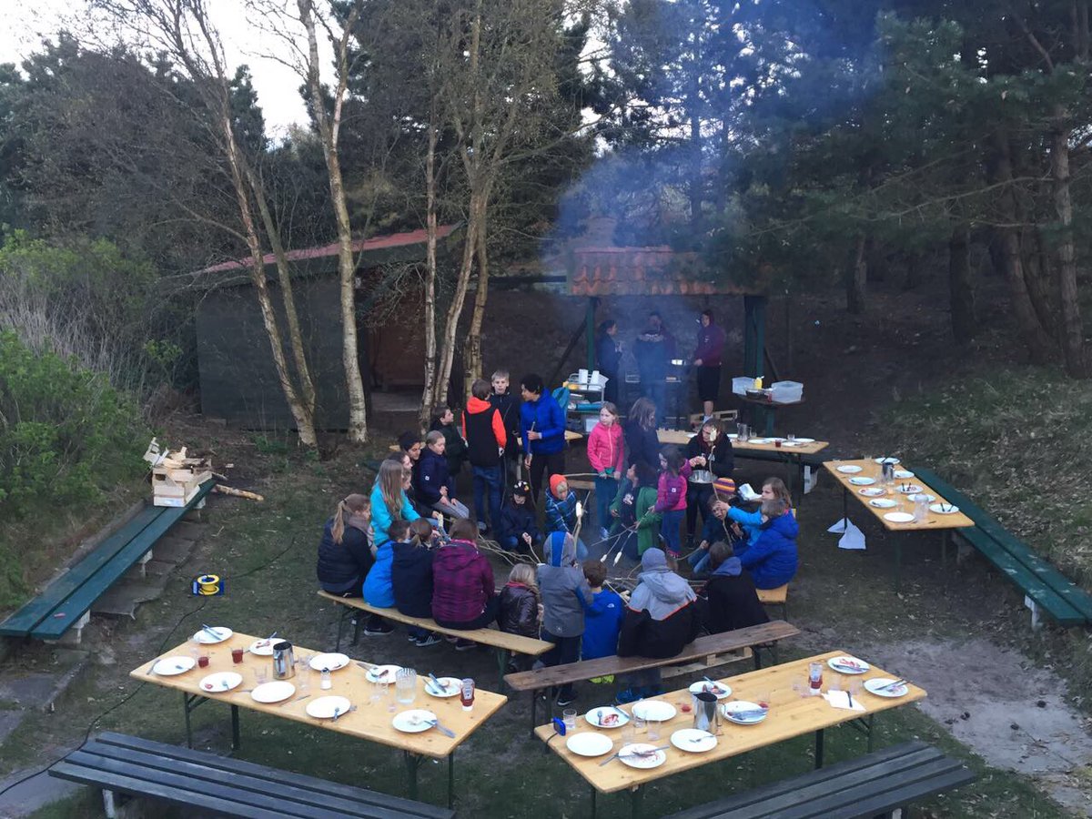 StMargareta's tweet photo. #OsFa2017 #Spiekeroog #grillen #lagerfeuer #Stockbrot #tolleGruppe #Spass und es schmeckt Alles sooooooo lecker :) https://t.co/TSMiACNExb