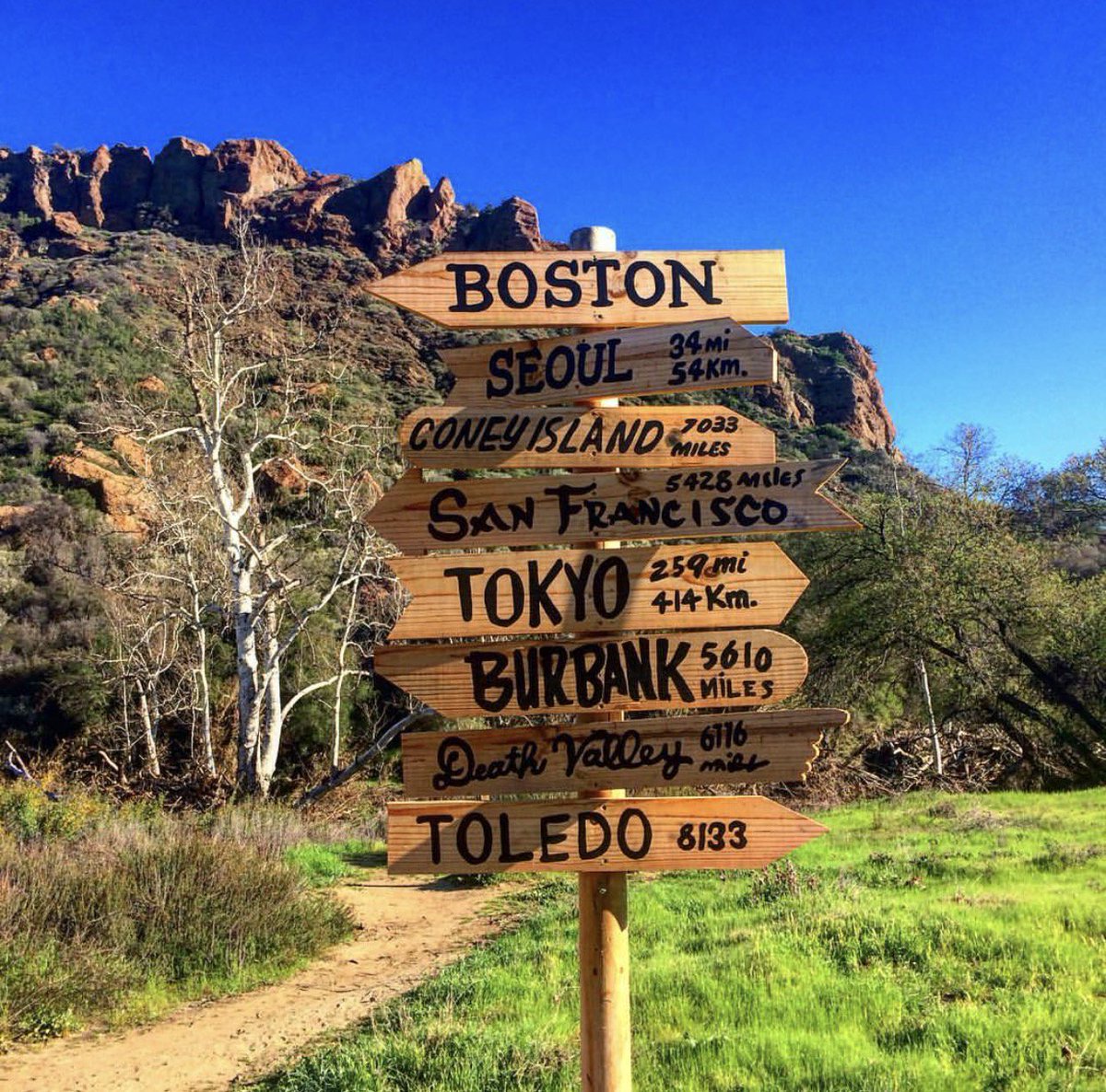 VisitConejo's tweet photo. Which way will you explore? #FindYourPark #NationalParkWeek #MASHSet #MalibuCreek https://t.co/e2rukn7aV5 @GoParks @VisitCA @SantaMonicaMtns https://t.co/vF3wgHKNE9
