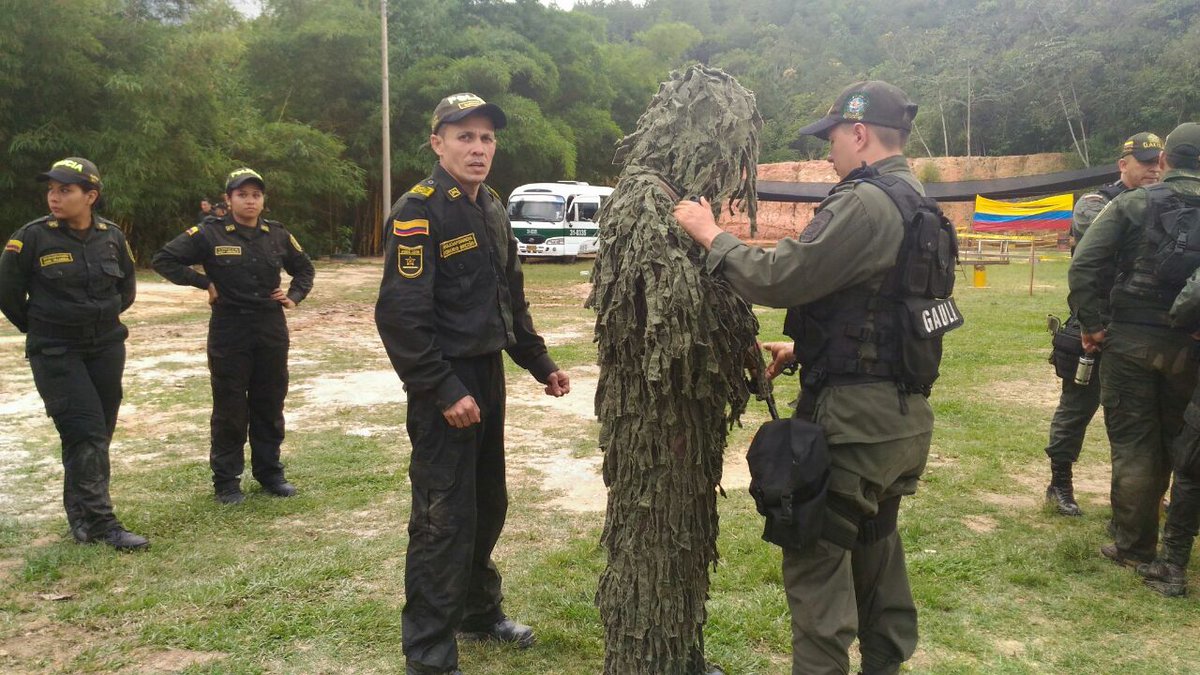 ParBriceno's tweet photo. #PoliciaPorUnDia #PoliciaTodaLaVida. https://t.co/FW5szePqS7