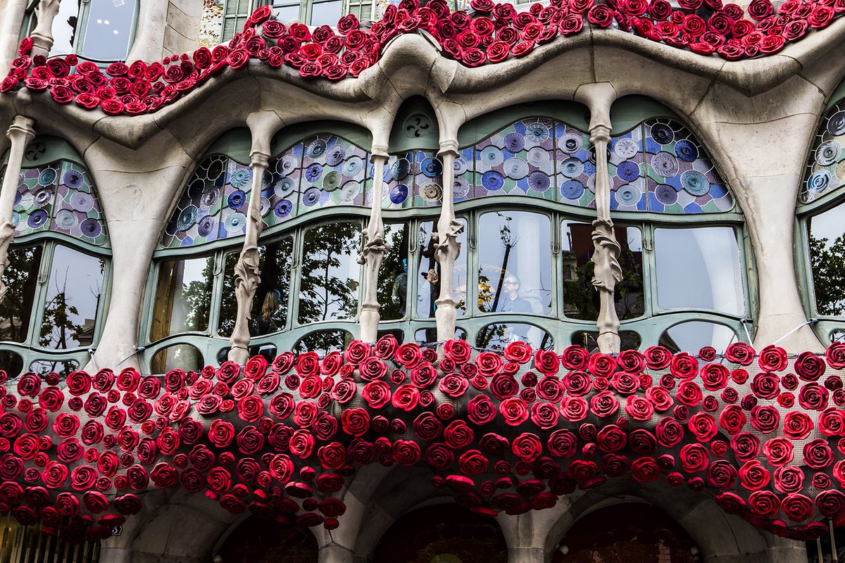 TimeOutBCN's tweet photo. La Casa Batlló lluirà per Sant Jordi com mai l'havíeu vist! 🌹🌹🌹 https://t.co/uyczh9nF2b https://t.co/zkzS8I7wcC