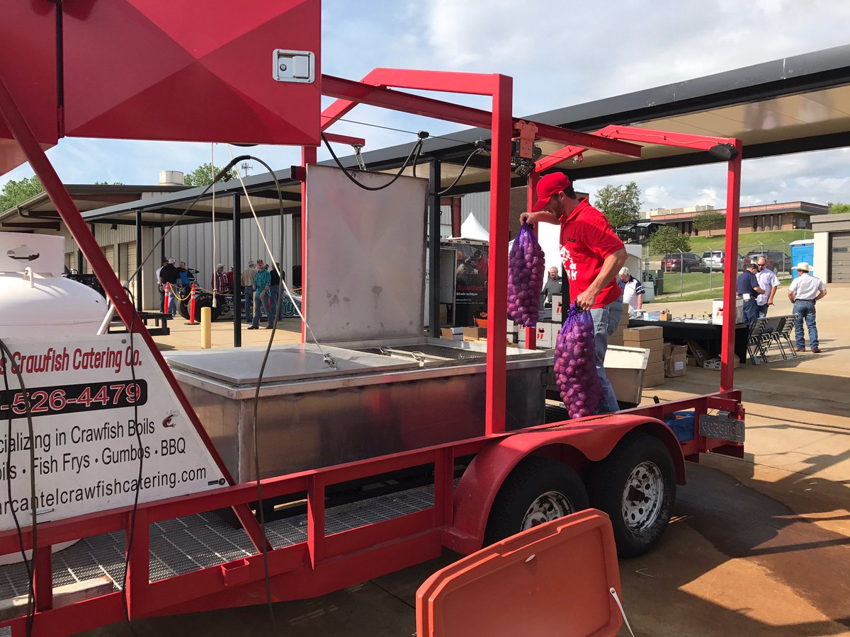 MillerWelders's tweet photo. Last Friday's Miller-sponsored Crawfish Boil at the Pipeliners Local 798 school drew quite a crowd. Thanks to everyone who joined us! https://t.co/PwY41W01Fw