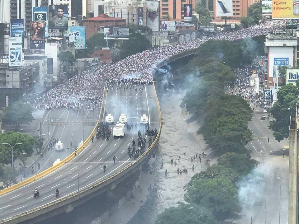 Manifestastes repremidos fuertemente en la autopista Fco. Fajardo. #19abril #19vzlaenlacalle
