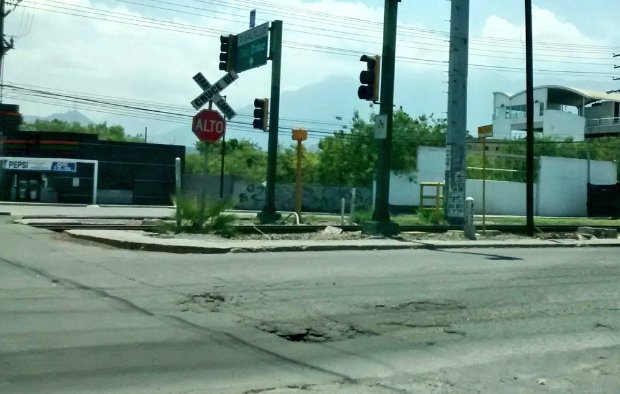 Cicmty's tweet image. *BACHES* En lateral de Pablo Gzz al pte.  y Prol. Aramberri, Col. Mitras Sur MTY via @Reporte1112