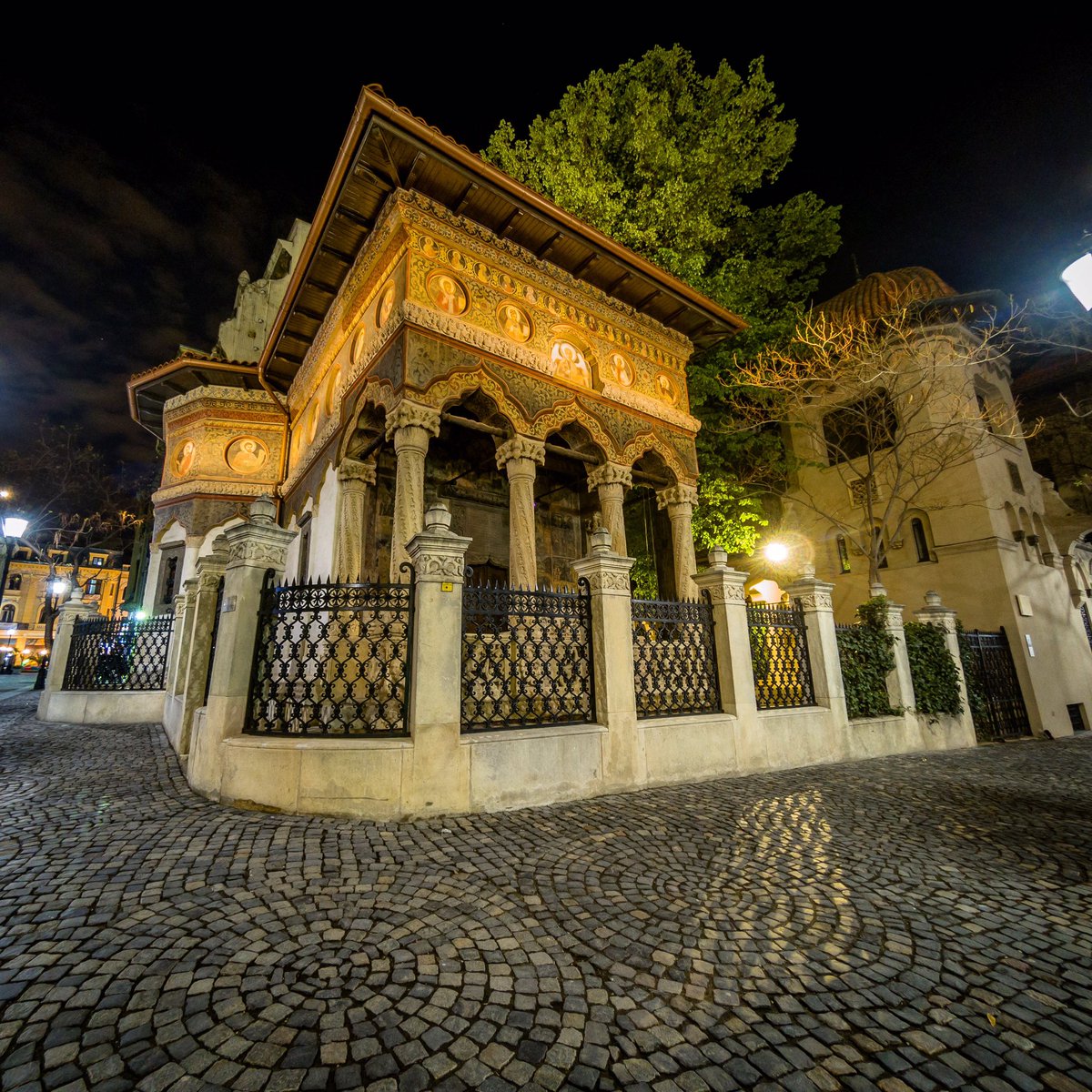 mihai2483's tweet photo. Stavropoleos Monastery #EasterWeekend #gopro #hero5 #nightphotography #longexposure #iso💯 #goprolife #goproromania @gopro @GoProRO https://t.co/VSFBxJ7hYV