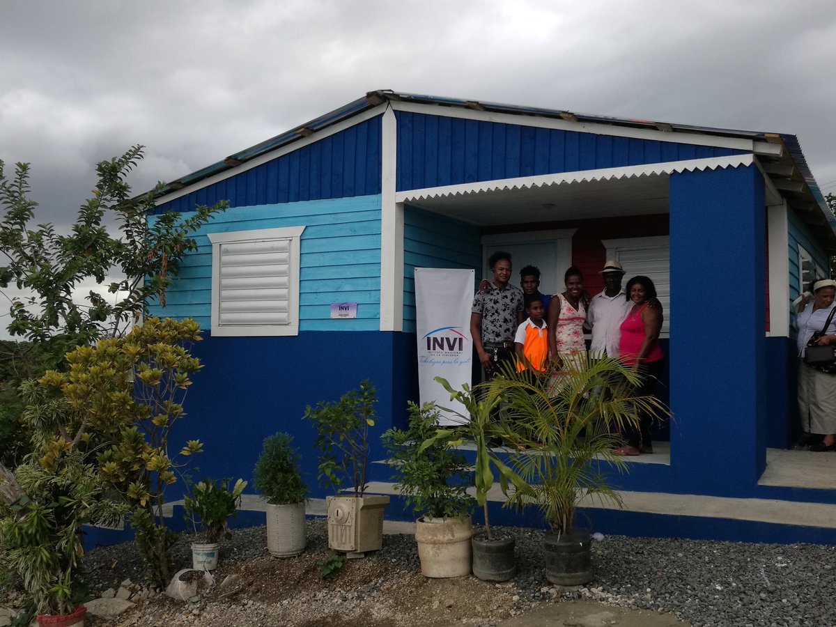 La Sra. Cándida Colón agradece su nueva vivienda gestionada por <a href="/AlexandraMVP/">Alexandra DF</a> esposa de <a href="/mozartlapara/">MOZART LA PARA</a>  y construida por nuestra institución.