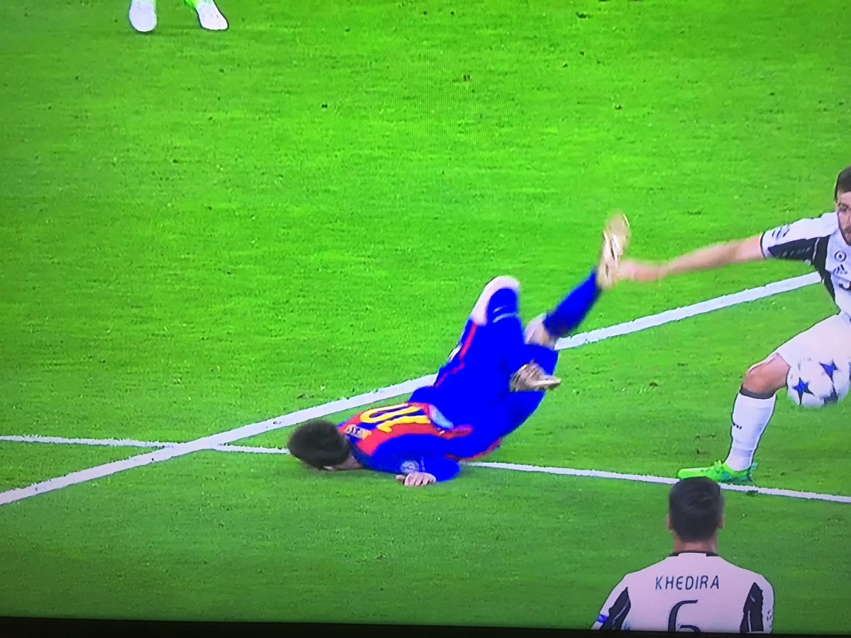 Grass vs. Messi  1-0 😆🙈 #BARJUV <a href="/ChampionsLeague/">UEFA Champions League</a> #UCL