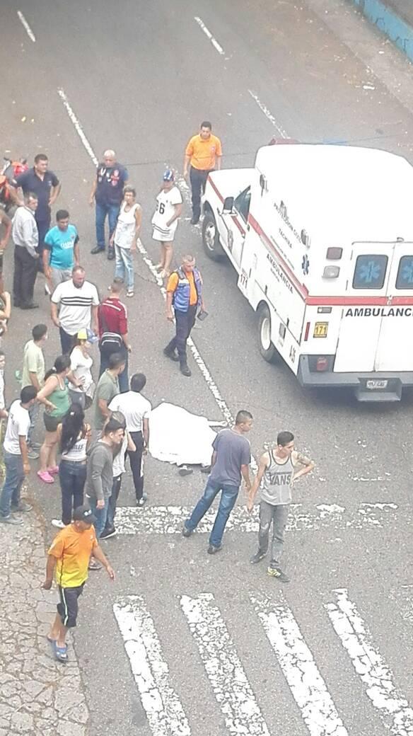 RETachira's tweet photo. #Urgente colectivos paramilitares  Rojos ultiman señora en manifestación de #Tachira aquí esta plan Zamora de Maduro https://t.co/SrDZjxpCPj