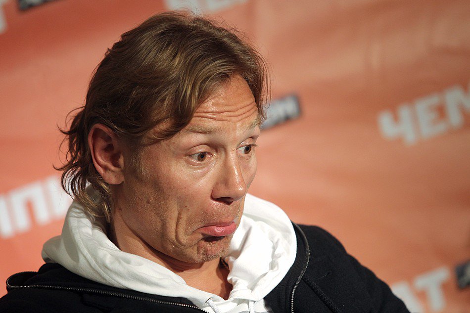 sportsru's tweet image. Лайк, если больше нравятся комментарии Карпина, ретвит, если Слуцкого