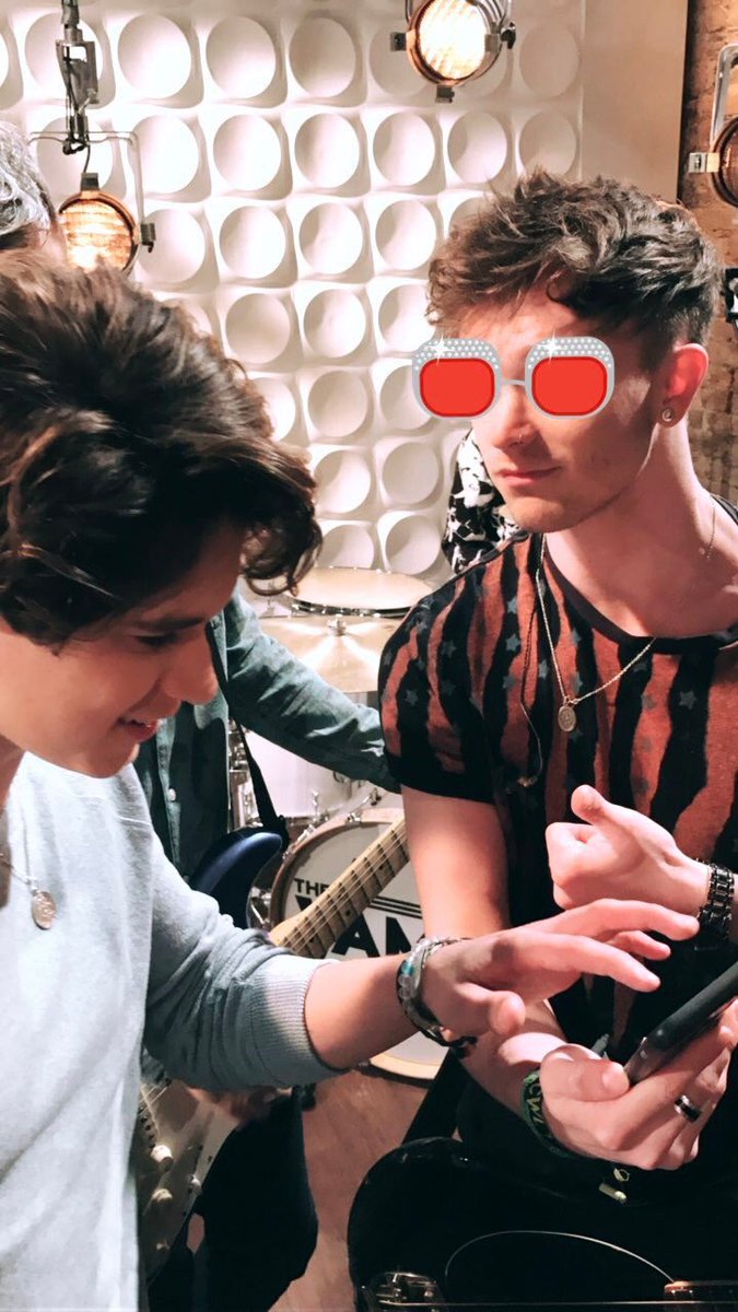 TheVamps_POL's tweet photo. Chłopcy dzisiaj na planie nagraniowym! https://t.co/xEUPzCSFRz