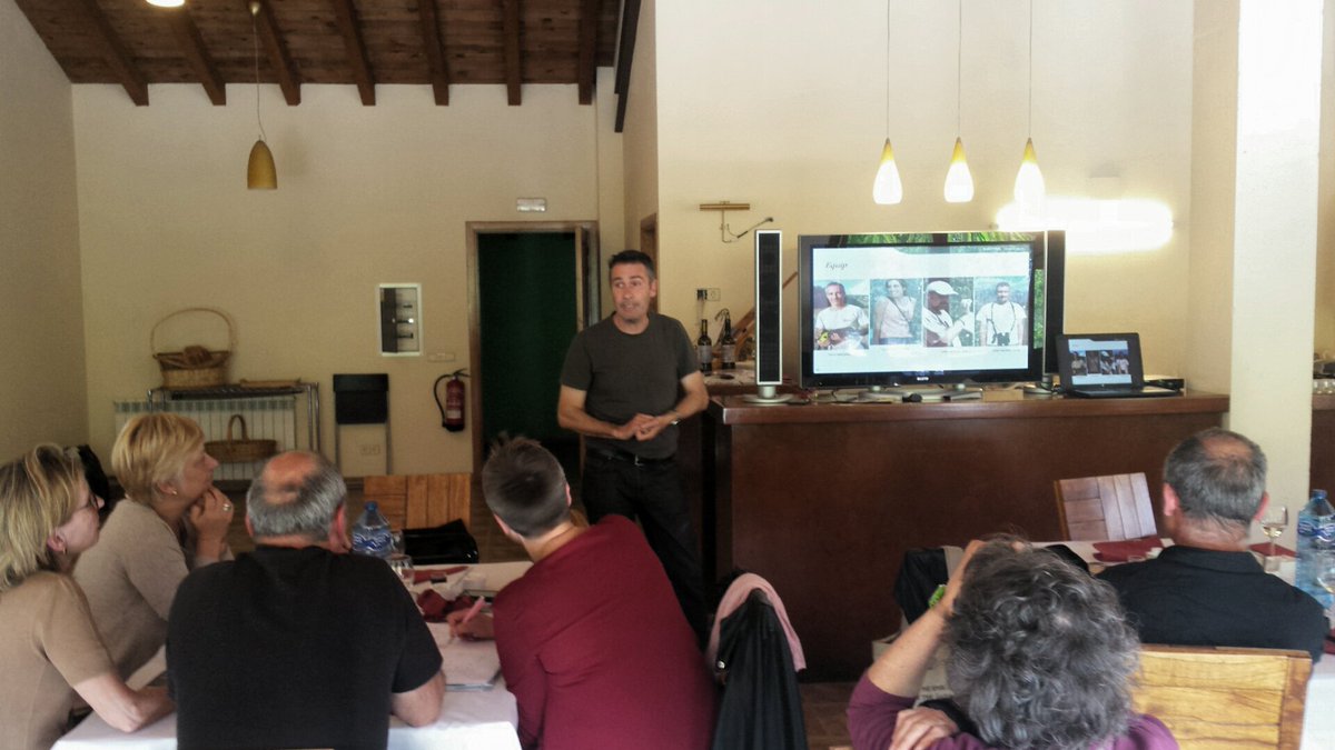 carlosguardia10's tweet image. Presentació d'alguns projectes i iniciatives dels participants a la jornada #GuiesPirineus a #TrosdeSort molt interessants!