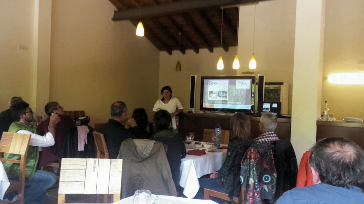 carlosguardia10's tweet image. Presentació d'alguns projectes i iniciatives dels participants a la jornada #GuiesPirineus a #TrosdeSort molt interessants!