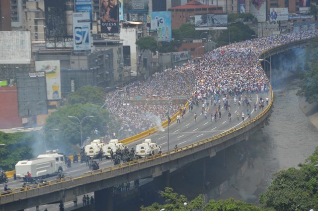 eldiario's tweet photo. ¡SE DESBORDÓ CARACAS! Una marea humana salió a las calles SIN MIEDO este #19A (+Fotos) https://t.co/ADOU3RsJSr https://t.co/fGtfDT43IL
