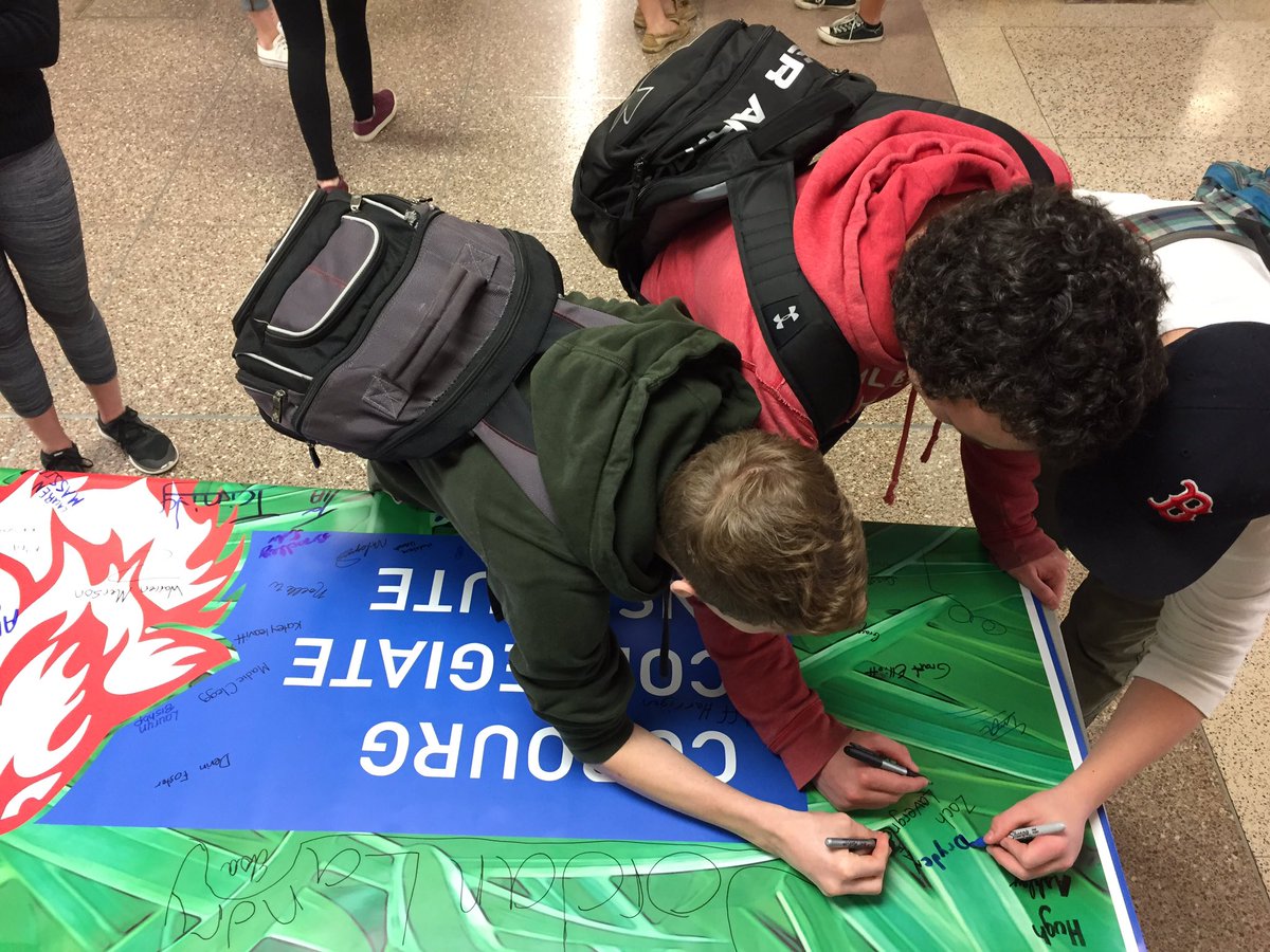CCI_Environment's tweet photo. Thanks everyone who promised to make change &amp; be environmentally friendly! Haven't signed our banner yet? Go to the foyer thurs &amp;fri @ lunch https://t.co/yCQomDkvbe
