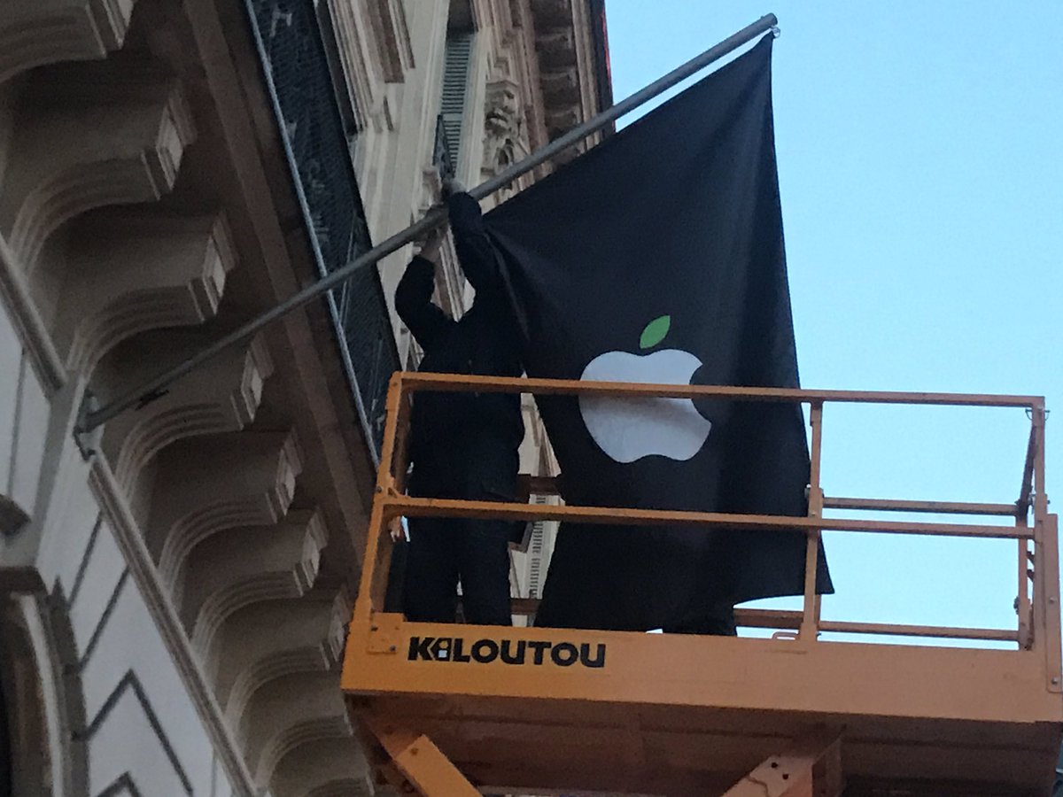 #Apple is temporarily modifying its logo for #EarthDay #Paris #Opera