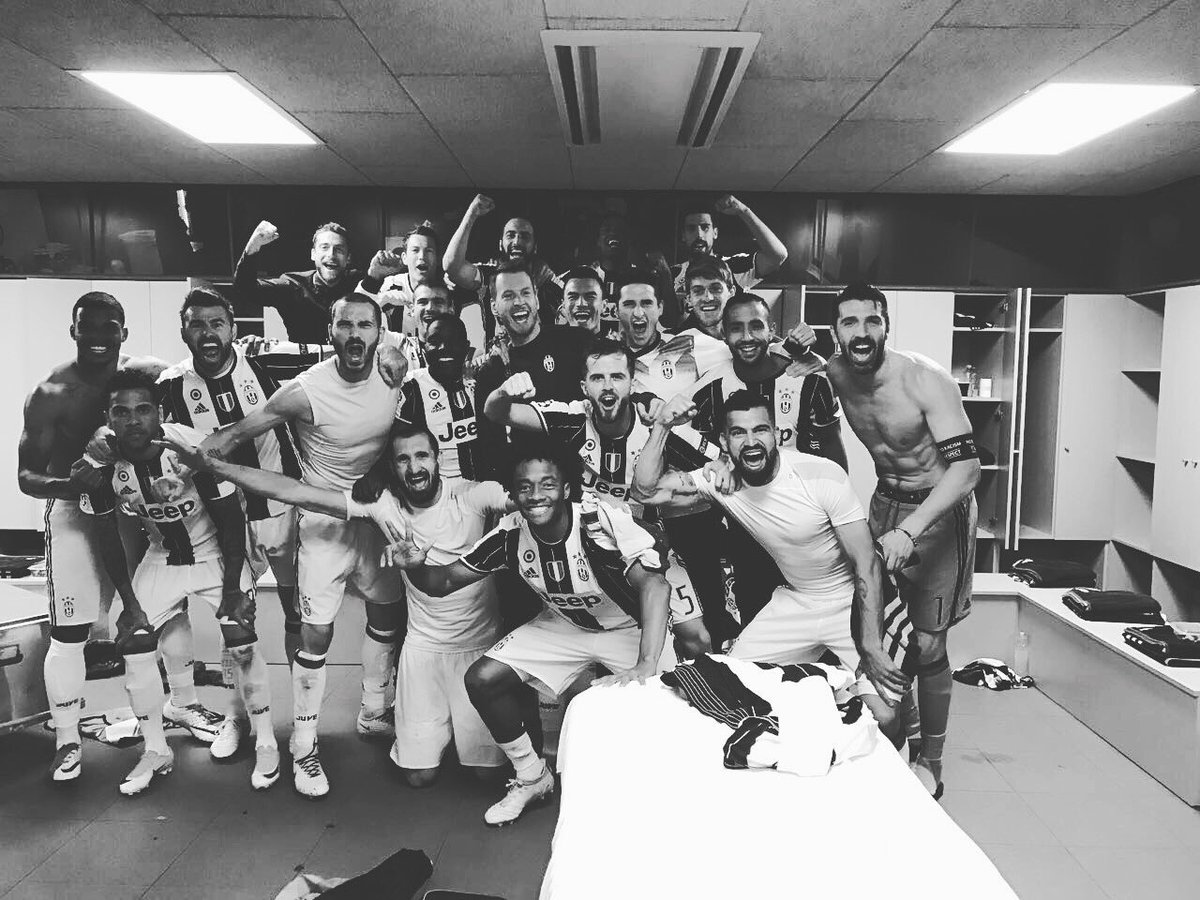 ClaMarchisio8's tweet photo. GRANDI RAGAZZI 👊⚪️⚫️👊 #FCBJuve #UCL #FinoAllaFine https://t.co/LOudl4LqJv