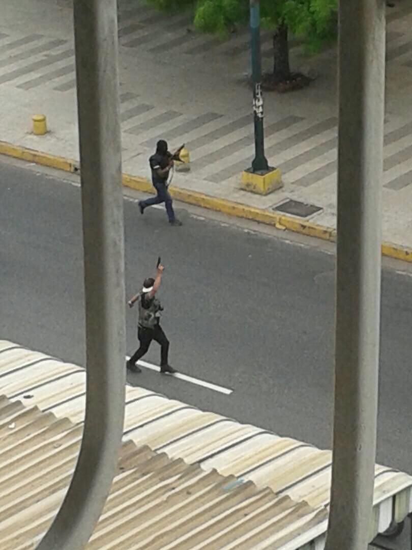 Pr1meroJusticia's tweet photo. Colectivos de "Paz" de .@Nicolasmaduro arremeten contra el bravo pueblo que hoy manifestó pacíficamente.
#UnidosContraElGolpe https://t.co/1IV0bG22T1
