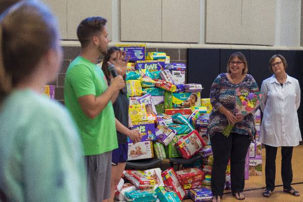 WoodlandsStuCtr's tweet photo. The Woodlands UMC youth break world record https://t.co/VFkmmvmogh https://t.co/bz6oh9gffG