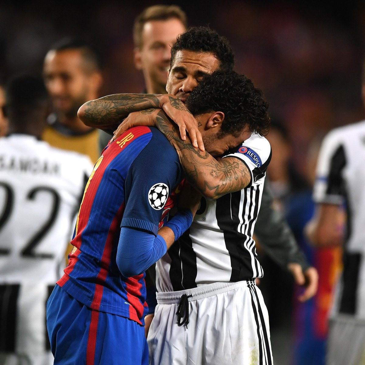 RemarksFootball's tweet photo. Dani Alves did not celebrate because his best friend Neymar was sad and crying.

This is what respect is all about. https://t.co/ixjYEcTcWw