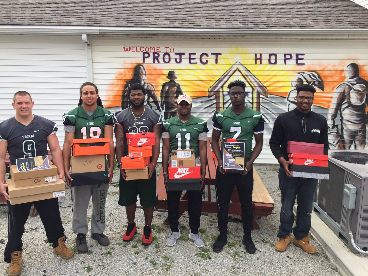 ThreeRingsInc's tweet image. Delivery of the #HomelessCarePackageProject📦📍 boxes went very well with help of @LECSTORMFB players!! S/O to @Kicksonthe_lake for the idea💡