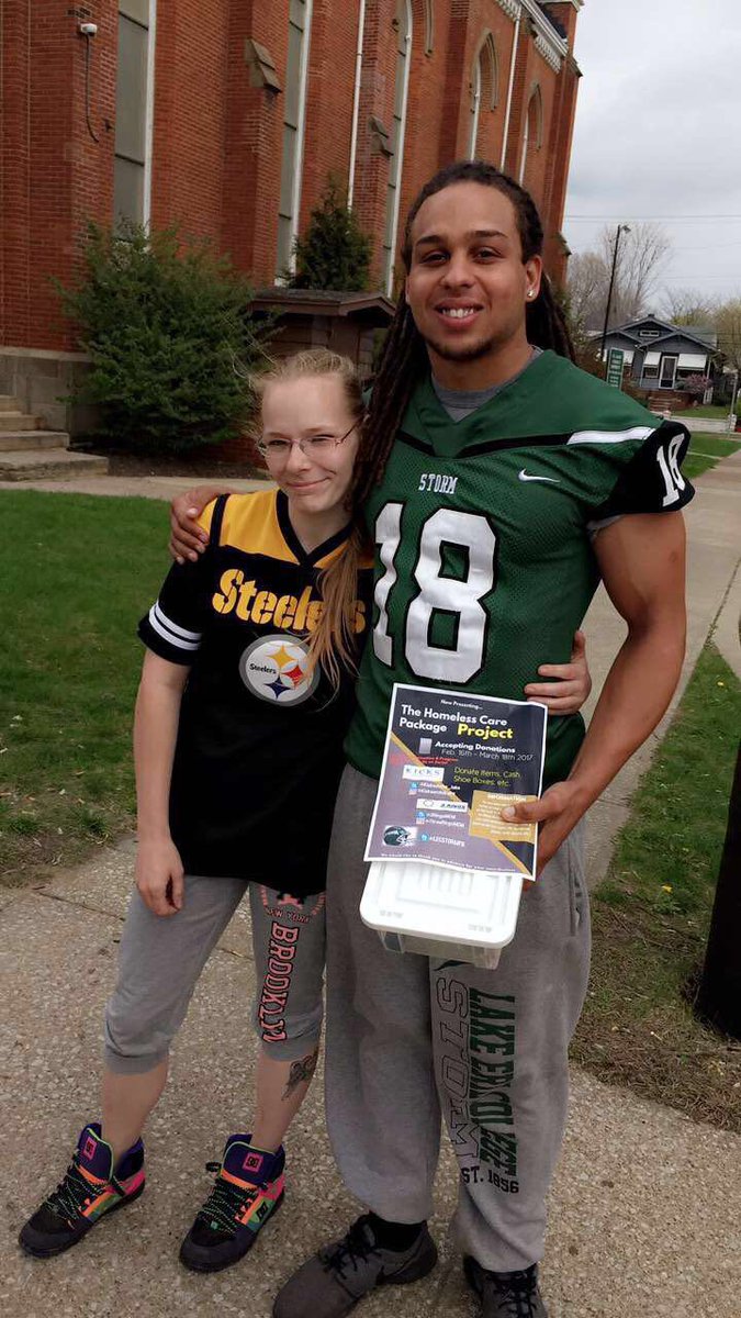 ThreeRingsInc's tweet image. Delivery of the #HomelessCarePackageProject📦📍 boxes went very well with help of @LECSTORMFB players!! S/O to @Kicksonthe_lake for the idea💡