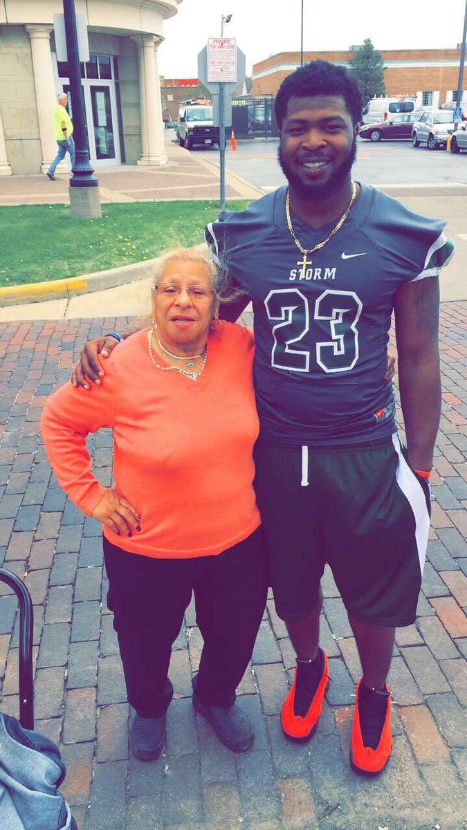 ThreeRingsInc's tweet image. Delivery of the #HomelessCarePackageProject📦📍 boxes went very well with help of @LECSTORMFB players!! S/O to @Kicksonthe_lake for the idea💡