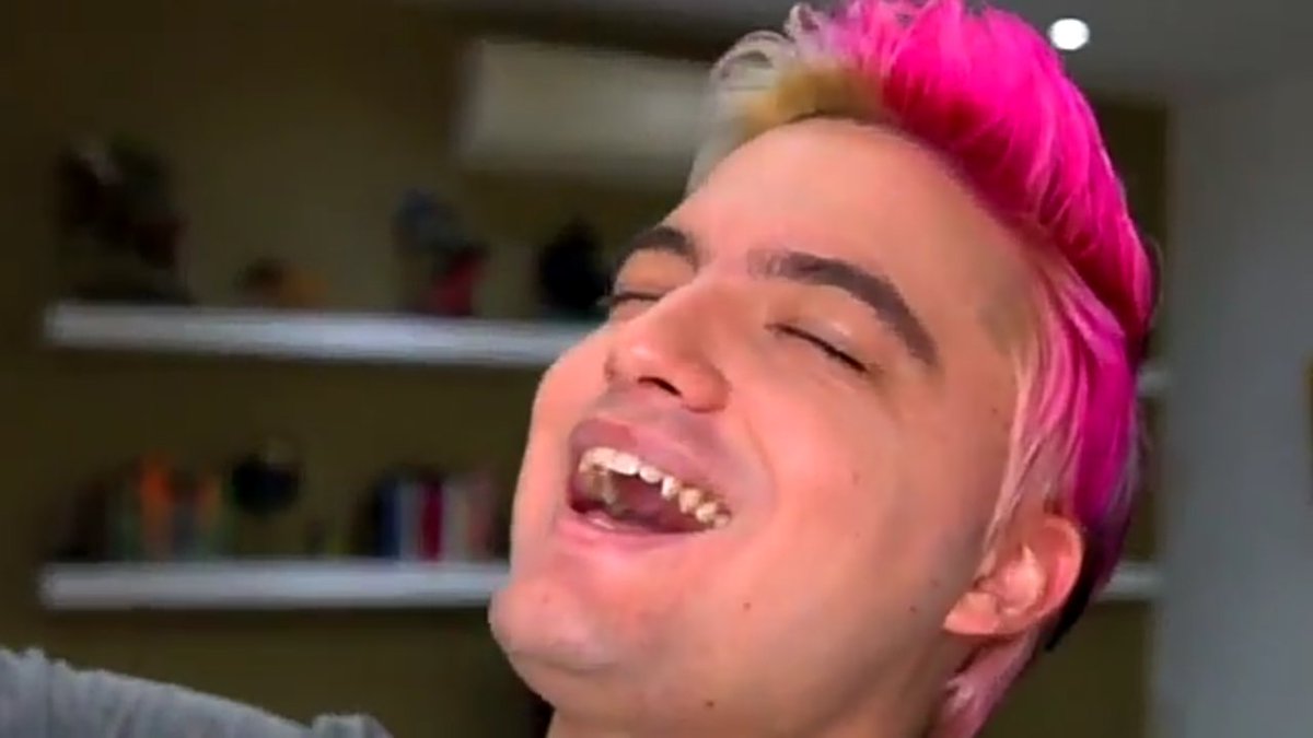 FeliNetoTododia's tweet photo. @felipeneto @todateen minha cara de felicidade se tiver ele na capa , esperei muito pra isso #FelipeNetoCapaTodaTeen https://t.co/5MEPn7XdkY