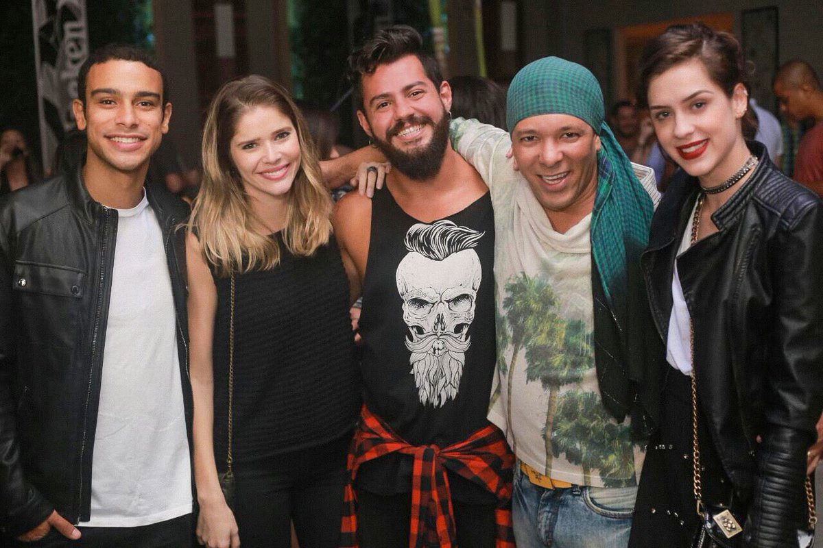 SergioMalheiros's tweet photo. Ontem foi o lançamento do clipe #SeMelhorarEstraga da @bandawoodlab! Que festa incrível! Foi um prazer! #MalheirosFilmes #WoodLab https://t.co/3StYaIUm9B
