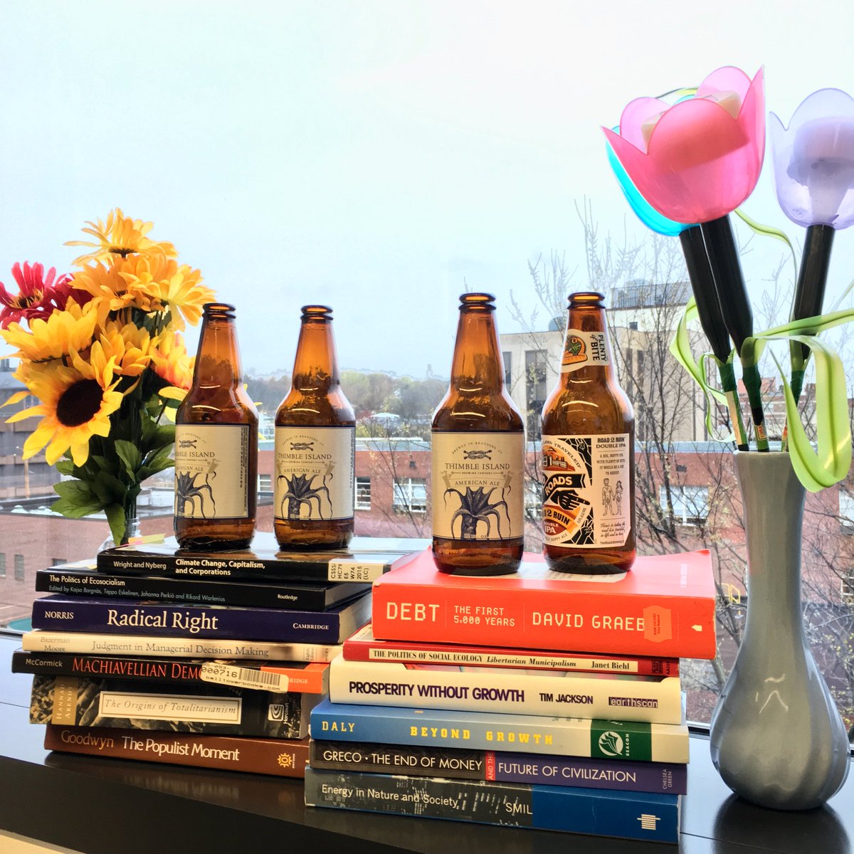 AmberCollett's tweet image. Gettin&apos; our smarts on. @advancedmgmt @dbachglobal  #FutureOfGlobalization @Sarah2theSax #glocal #swca #YaleFES #gradlife