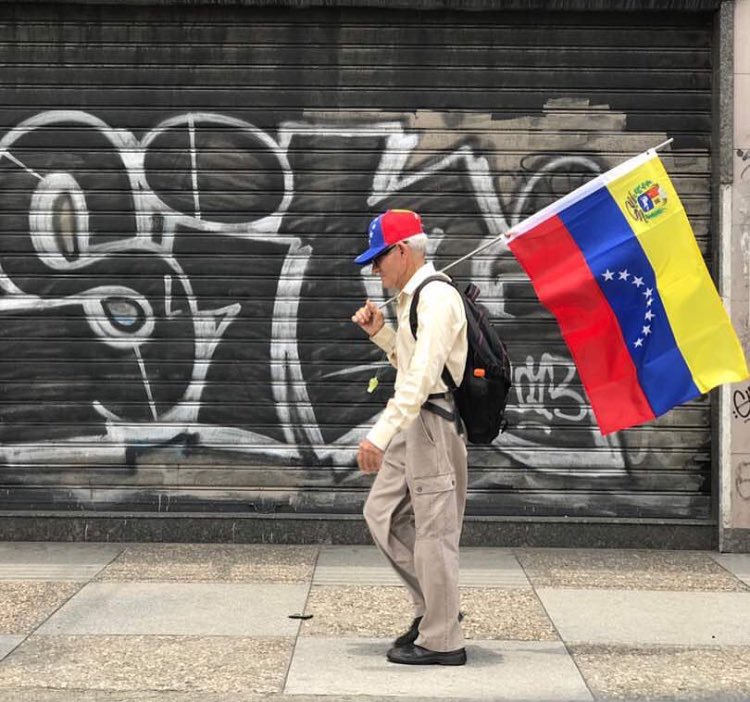 Javierito321's tweet photo. Las fotos que mas me impactaron del dia de hoy. Valentía, esfuerzo, amor, Lealtad, honor, sangre derramada 🇻🇪

#19VzlaEnLaCalle #19Abr https://t.co/HFhn1LCczP