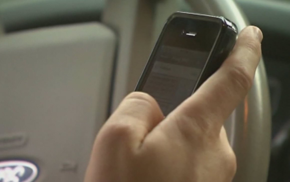 AZ House given initial approval  for texting while driving ban for teens azfamily.com/story/35192923…