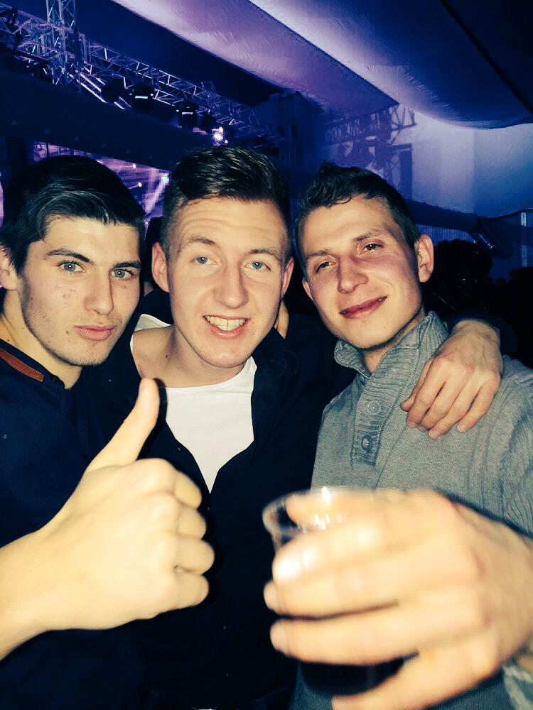 zanramsak's tweet photo. Friends ...party 🍺🍻 http://t.co/4PorTkhV1c