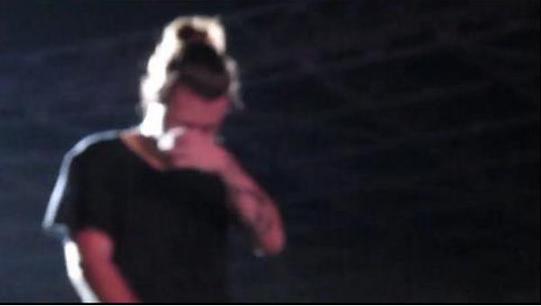 ElResumenOkey's tweet photo. Harry y Zayn sabían que era el ultimo show en que los cinco estarían juntos... #AlwaysInOurHeartsZaynMalik http://t.co/1ezul5N0yq