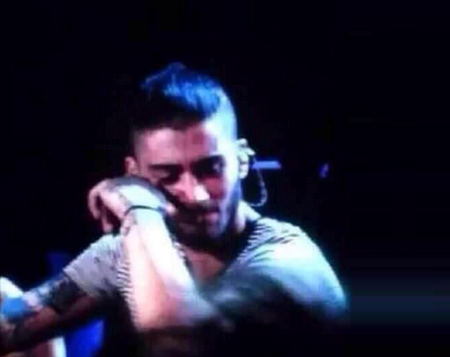 ElResumenOkey's tweet photo. Harry y Zayn sabían que era el ultimo show en que los cinco estarían juntos... #AlwaysInOurHeartsZaynMalik http://t.co/1ezul5N0yq