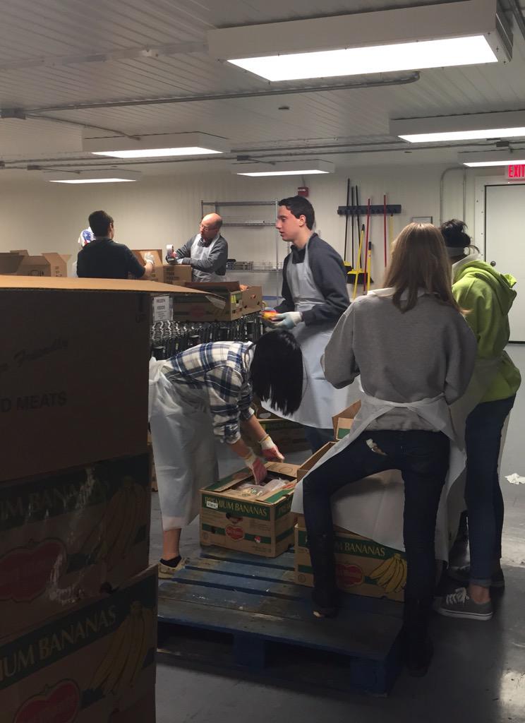 DarbyBoysSoccer's tweet photo. @DARBYMSOCCER had Another great day at @Mid_OHFoodbank thank you for the opportunity! #wininthecommunity http://t.co/qoDDrnT6IP