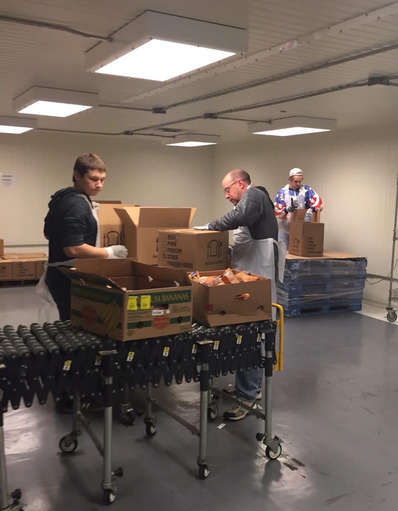 DarbyBoysSoccer's tweet photo. @DARBYMSOCCER had Another great day at @Mid_OHFoodbank thank you for the opportunity! #wininthecommunity http://t.co/qoDDrnT6IP