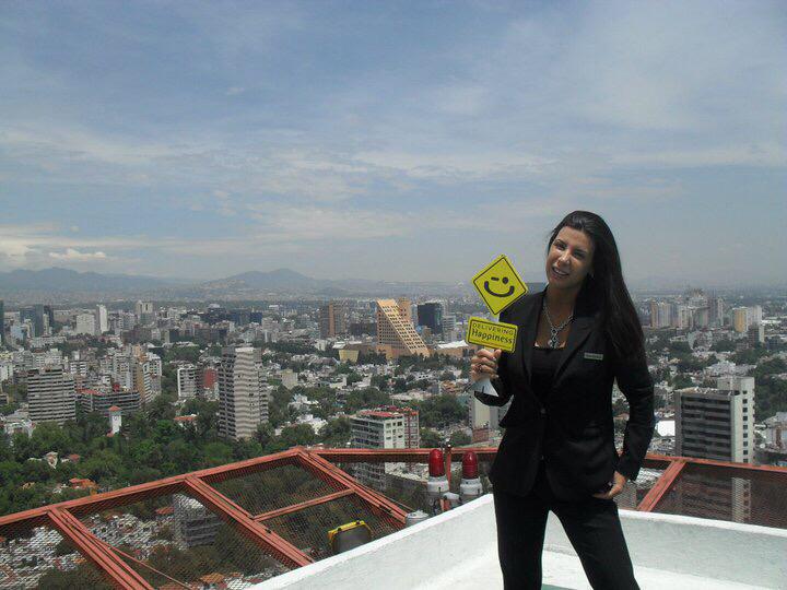 LauBarbie's tweet photo. @LauBarbie: Delivering Happiness... World of Business Ideas #JennLim #WoLmx @DHMovement / Happy to be here! http://t.co/66EVq1pDU1