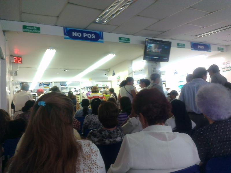 LeinyCO's tweet photo. @DirComNuevaEps @NuevaEPSOficial Que tristeza estas filas 22E, dan fichos de 70A muchos abuelit@s esperando #injusto http://t.co/akqJ8nmxQ4