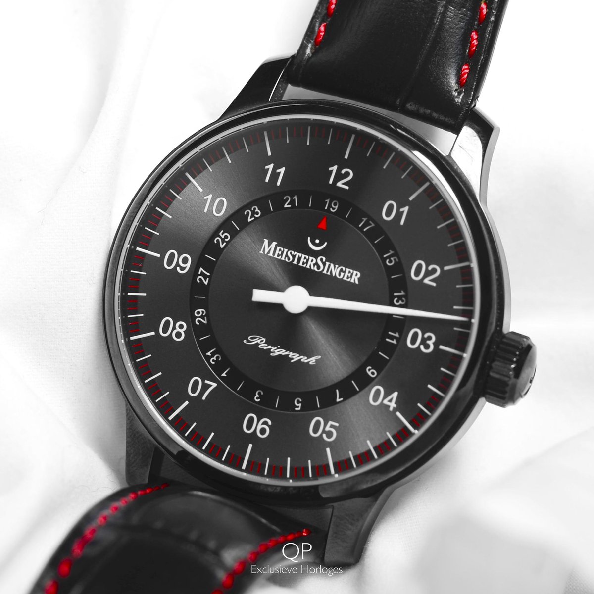 qphorloges's tweet photo. Winner of the Red Dot Design Award as well as the Desingpreis Deutschland; the @MeisterSingerMS #Perigraph #AM1011! http://t.co/tnMb1FCerA