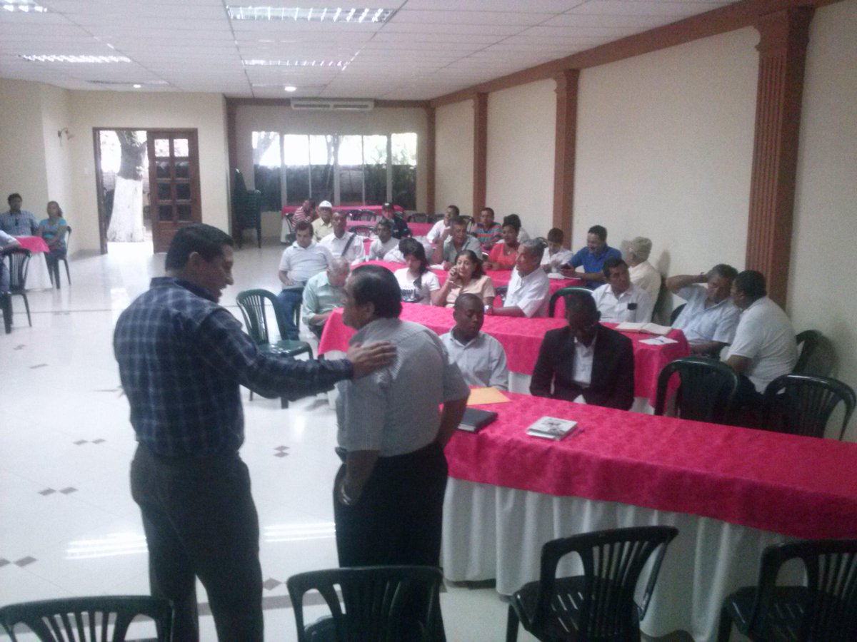 serghiogomez's tweet photo. Subdirector @IESS_Campesino #Manabi AbJulio Eche en conversatorio con dirigentes d comunidades @Jalemuza76 @raynier82 http://t.co/mMuIPFJoC4