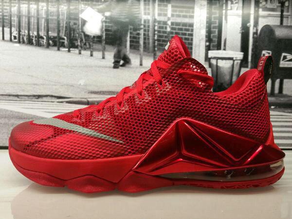 CockyLebronJ's tweet photo. LeBron's kicks 😱👌 http://t.co/MxYvgh4Uk8