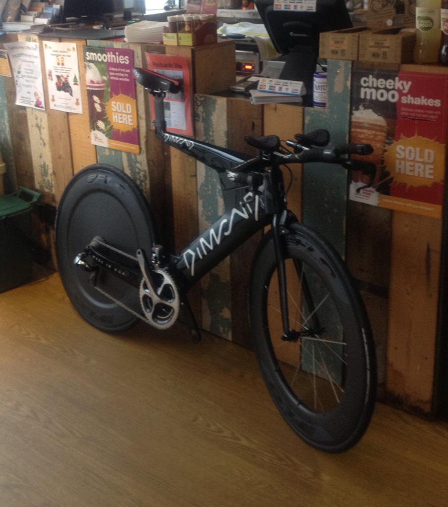 VeloDynamics's tweet photo. Show bike for sale (UK only), full Di2 Dura Ace, Zipp Vuka bars and Flo wheels. DM for more information. http://t.co/lMq7w1vsqv